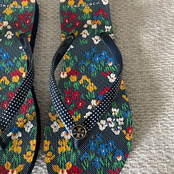 Tory Burch thin women’s flip flops, navy blue, polka dots and floral, size 8 - Picture 8 of 9